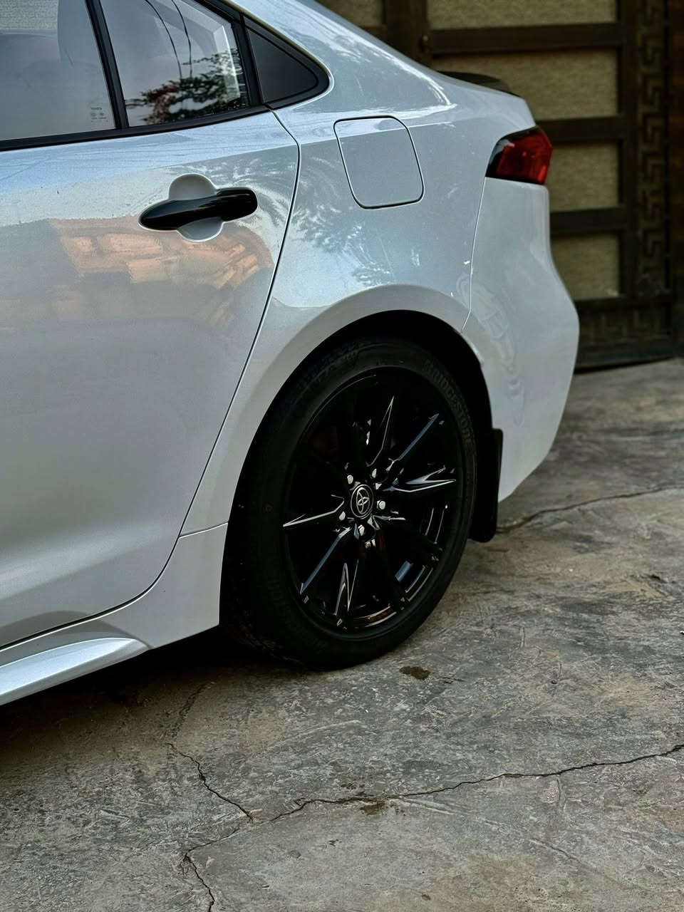 السلام عليكم
كورلا موديل 2025 لون صدفي المرغوب
ماشية ١٩ الف شكل الاس S 
مرقم بغداد مكفولة كفالة عامة
السعر 26 مليون شباب هاي تختلف
بلاك ادشن شكل الرياضي اعلى مواصفات 
داخل جلد لونين كراسي كهرباء قطعتين تبريد
رادار امامي جنح خلفي اصلي مو عمل يدات سود
اصلي مو عمل مري سود ويل 17 اسود لامع او بقيت المواصفات معروفة العنوان الشعب ***********
