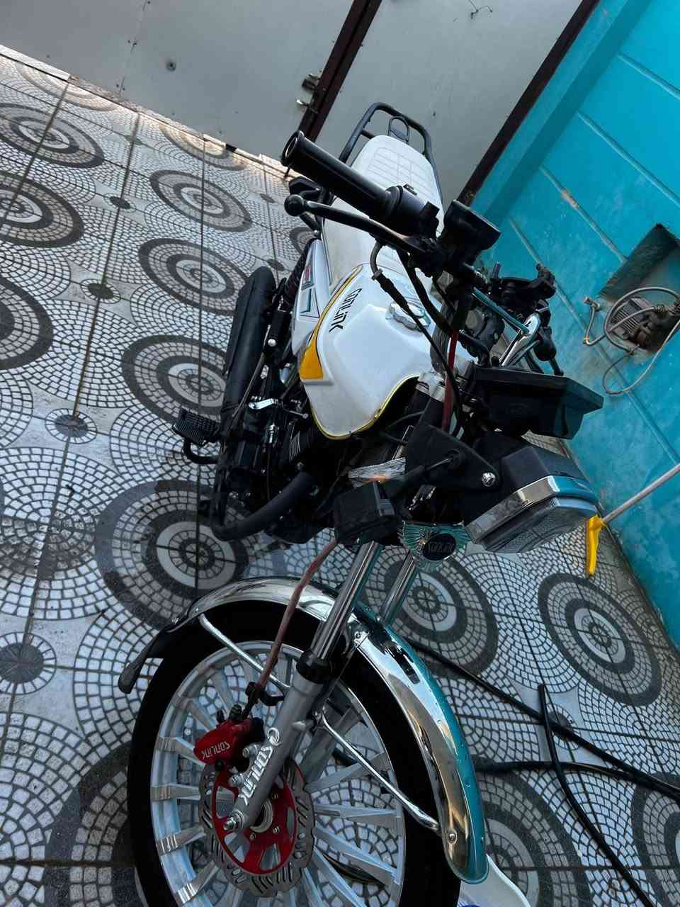 السلام عليكم
دراجه سونك 2025 
ضاغطه وزنجيل 
5 كير 
مكينه 200cc
شاشه 
ضوه عالي ناصي 
بريك امامي خلفي 
كلج يخبل 
شعار سونك بلكاع* 
3 انضمة تشغيل 
بصمه 
سلف 
هندر 
انذار لتجنب السرقه
قفل ستيرن قوي 
مينطك لو يجي لحمزه 
دراجه طياره ورزنه بشارع 
بانزين 12 لتر + اقتصاديه كلش
دهن امزويل دايرلها يعني دراجه
مفوله ومرتاحه 
ماخذها بشهر لرابع وماشيه 961
يعني 1000 كيلو بعدها مواصله 
نقصها بس اشاير زوج ليكدام 
فقط 
ملاحضه / ويلها اعوج ولعوج خفيف مو قوي 
سعر 950 وبيها مجال
مكاني بغداد المحموديه حي سلام 
***********
