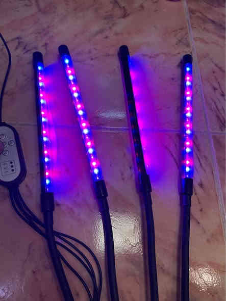 لیدێكی زۆر تایبەت و ڕاقی  بۆ گوڵەكانی نێو ماڵەكانتان
جێگرەوەی تیشكی خۆرە
بەكاردێت بۆ دەستپێكی تۆو یاخود نەمام
وە بۆ گەشەكردن و گوڵكردن بەكاردێت
سودێكی ئێجگار زۆری هەیە بۆ نێو ماڵەكان
  هەڵئەواسترێت  بە جلگرەیەك كە ٤ لیدی بە جیا پێوەیە بە دڵی خۆت یارییان پێ ئەكەیت و ھەر شوێنێكت بوێ ئەسوڕێت و بەرز و نزم ئەبێت و ئیسپڕینگییە
كۆنترۆلی خۆی لەگەلە 
٧ دەرجە كز و زیادی ھەیە ڕووناكی
ئەتوانی بە جیاش ئیشیان پێ بكەیت یاخود یەك لید ئیش پێ بكەی
٥ مۆدی جیاوازی ئیشكردنی ھەیە
مۆدێكیان سپی
مۆدێكیان شین
مودێكیان سور
مۆدێكیان شین و سور و سپی پێكەوە
مۆدێكیان شین و سور پێكەوە
وە تایمەرە  بۆ ٤ سەعات بۆ ٨ سەعات بۆ ١٢ سعات 
قیاسی هەر لیدێك بە قاچەكەوە ٦٠ سم
نرخی بۆتە ٢٥ هەزار
------------------------------
ئەوەی ویستی نامە بنێرێت لە واتس ئەپ یا ڤایبەر 
***********
گەیاندنمان بۆ زۆربەی شوێنەكانی كوردستان ھەیە السليمانية
