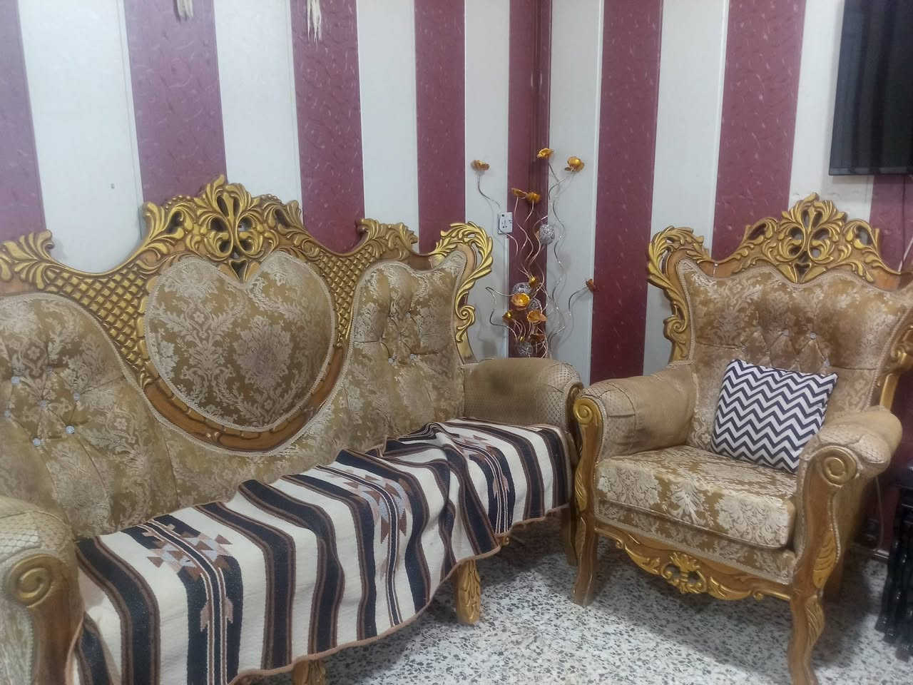 سلام عليكم غراض لبيع مناسبه 
قنفات ملكيه  مع ميز ملكي 400الف سعر 
جهاز رياضي 250,الف
ميز حديد 125,الف
ماطور 200الف
الاتصال ***********
