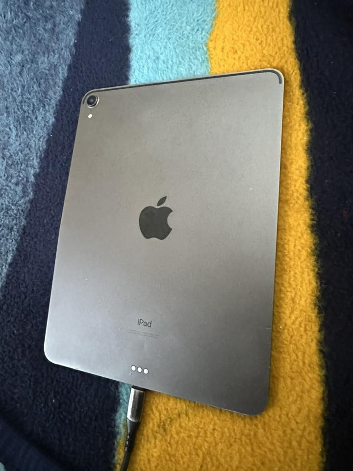 السلام عليكم ايباد برو 2018 ذاكرة 256 نموذج M بي شوية رطوبة بشاشة وضربة قليلة مامثرة قيم واخذ مكاني بغداد جهاز حلو وقوي 120 فريم


**إذا كنت صاحب هذا الإعلان وتريد حذفه لأي سبب، رجاءا أرسل رسالة إلى الدعم الفني**