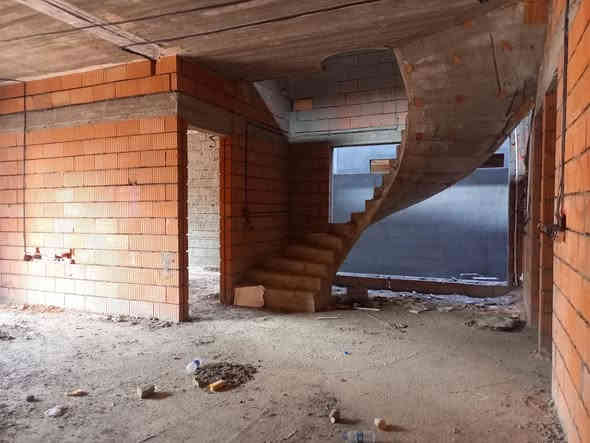 💒 بيت طابقين للبيع في خانقين مجمع الوند ستي 🏘️ المساحه 200 متر 💒
🟨 يحتوي الطابق الاول على 1 غرفة نوم واستقبال وصاله مفتوح عل المطبخ حار وبارد ومجمع صحيات وكراج سياره وحديقة 
🟨والطابق الثاني 3 غرف نوم وصاله ومجمع صحيات وبلكون 
علما سعر البيت للشركه 165 مليون الواصل 45 مليون والباقي 120 مليون على شكل قسط شهري/رايد مكسب على سعر البيت 6 مليون 
البيت فول سيراميك وسقوف مغربي وديكورات والأبواب والشبابيك من الألمنيوم مع نظام دكت موقع البيت مميز وراقي جدا 
💥 للمراجعة مكتب سمير للعقار توله فروش للأستفسار عل الخاص/***********
