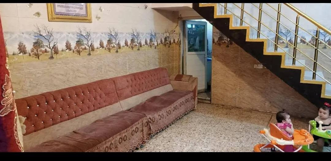 بيت ركن ١٠٠ متر طابقين زراعي كامل 
خدمات كامله فقط التبليط وراح يوصلون النه
الطابق الاول يحتوي ع استقبال وغرفه وصاله وخدمات 
والطابق الثاني غرفتين نوم وخدمات 
السعر 120 بي مجال قليل
العنوان البلديات الضباط الثانيه 
قرب المحطه الصفرة 
للاستفسار ***********

