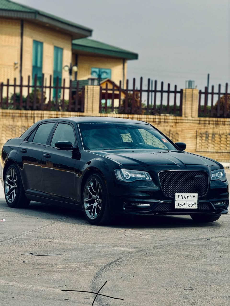سيارة:  chrysler hemi 5.7L (اوباما )
موديل :2012 تحويل شكل على 2023
رقم : اربيل 
قوة حصان  :430 Horsepowe
سستم  صوت 
مواصفات: رادار امامي , حاسة اشارات و مراية جانبية , مراية جانبية يتحرك ويا بك ,مكان كلاص ثلاجة و هيتر , جلد كشنات لون احمر , حاسة بريك و حاسة تعديل سرعة , نظام  شاشة SRT, بانوراما, ستارة خلفية بلادي و كهربائي, نظام  مسافة بين سيارة امامي , كشنات امامي و خلفي هيتر , سكان هيتر و شفتات مالكير , حاسة فلجات  امامي ويا مطر و سرعة مطر , بصمة شغال من بعيد و بياه مواصفات اكثر 

جاملغ امامي طرف سايق بغ و بدون ظربة و هاي سيارة مال شركة مو وارد كندي او دبي 

العنوان: كركوك 
رقم موبايل : *********** كركوك, العراق
