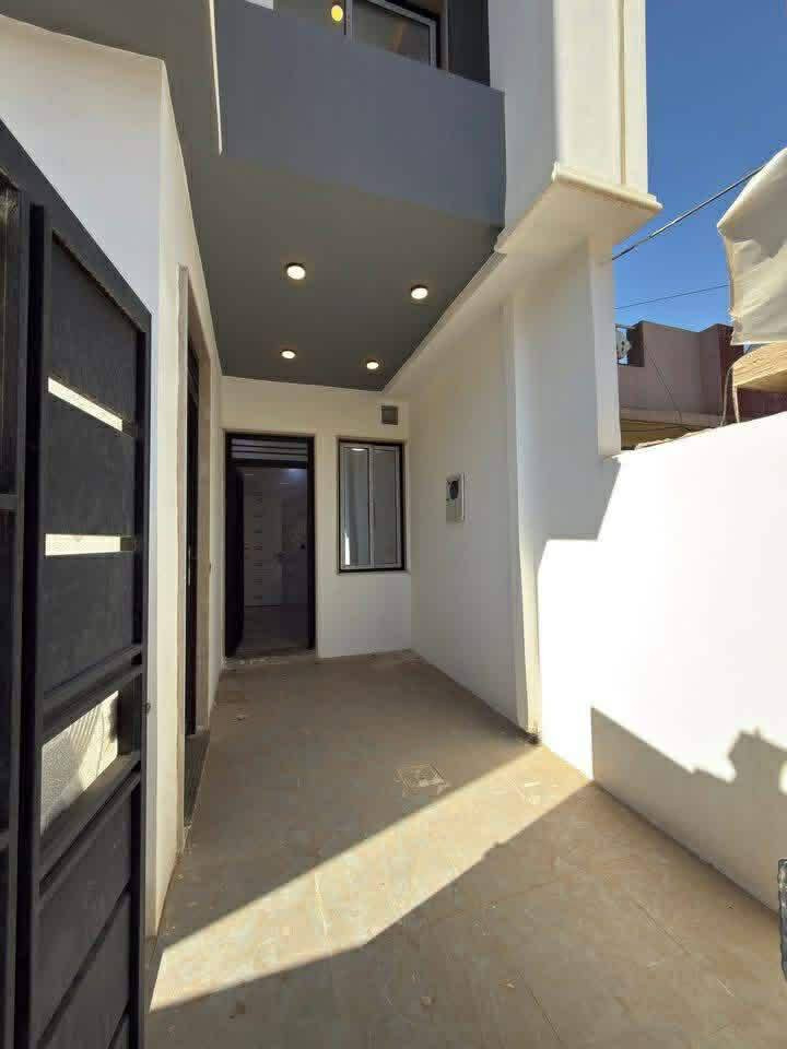 بيت ملكي 🏠 للبيع في البكر موقم مميز
بناء فول هندسي 2025 سند طابو الزهور 

مساحه البيت 100 متر واجها6متر

يحتوي البيت ع استقبال وهول وغرفه نوم 🛌 ومطبخ وصحيات ومناور وكراج سيارة 🚘 

طابق ثاني هول و 3غرف نوم 🛌 وصحيات ومناور وبلكون وبيتونه 

يحتوي البيت ع 

نظام كاميرات 🎥 

نظام غسالات 

نظام سبالت 

نظام دكتات 

نظام دشات 

للاستفسار عن سعر البيت الاتصال على

***********
