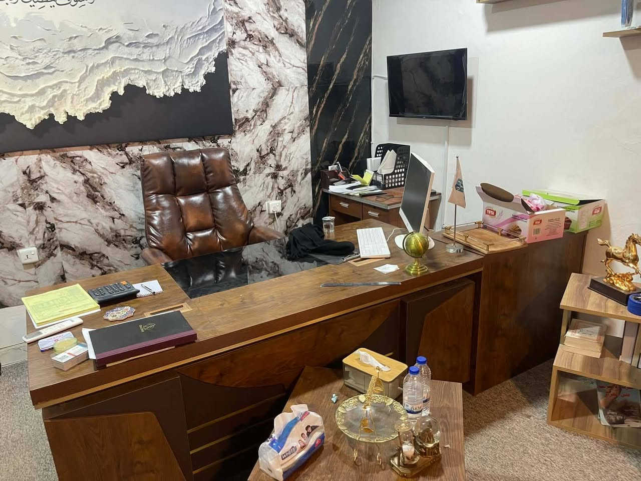 اثاث مكتب للبيع مكان عامريه ***********
