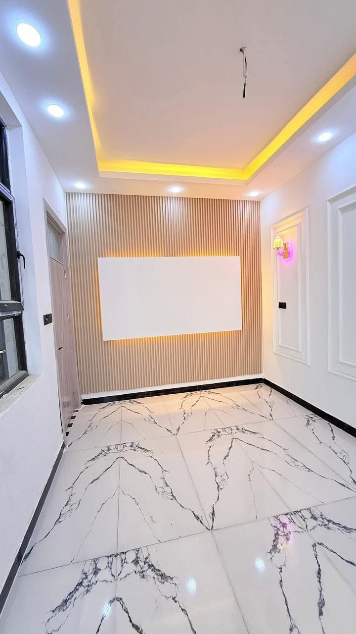 ‏دار سكن للبيع 🏠✅
مساحة 100م✅📍
  التقيه الثالثه خدمات كامل بنيان حديث  درجة أولى جاهز للسكن 
يحتوي ع غرفه وصاله ومطبخ وصحيات وستقبال 
 #للاستفسار 
او مراسله الصفحة أو واتساب او الاتصال ع الأرقام التأليه 
   ***********
