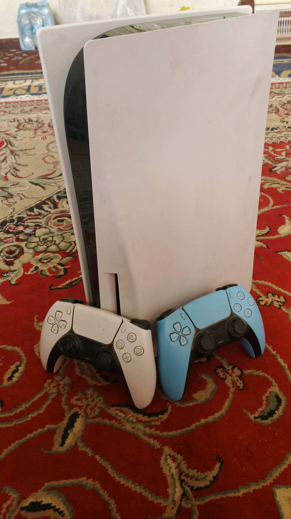 السلام وعليكم بلي 5 ريجين ياباني وياه ثنين جوستك وحسابات بيهن العاب الجهاز مامفتوح ابد شوفت عينك وبي اشتراك بلس العادي سنة السعر 600 قفل أو مراوس ب اكس بوكس سيريس اس او اكس مكاني بغداد الشعب