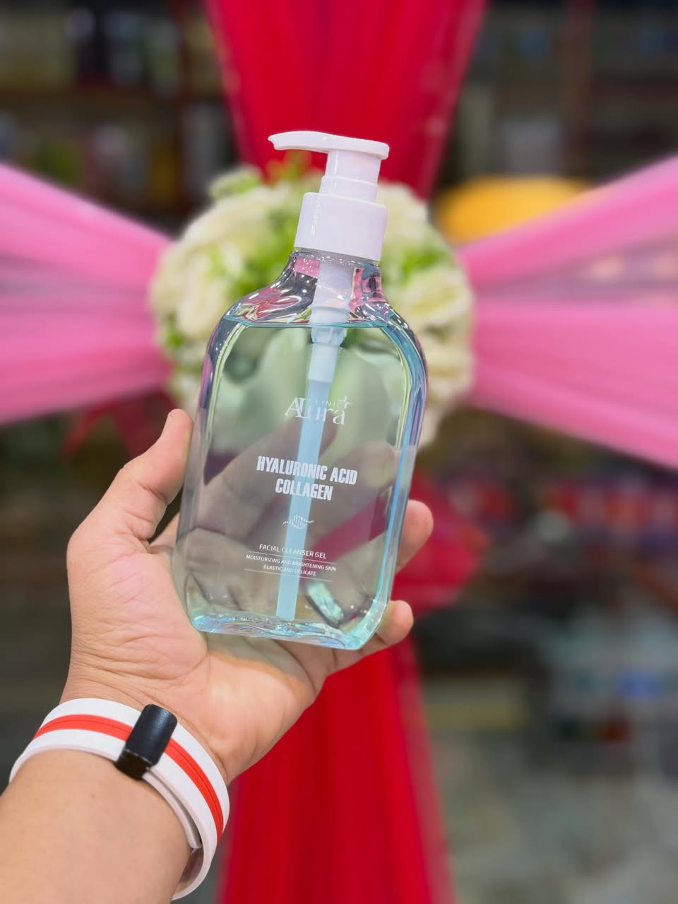 #السعر 5،000 آلاف 1.غسول جل للوجه من ماركة Aura Clinic، ويتميز بتركيبته التي تحتوي على حمض الهيالورونيك والكولاجين لترطيب البشرة وتفتيحها

2.غسول وجه جل بالنياسيناميد من علامة Aura Clinic. 
المكونات: يحتوي على النياسيناميد (فيتامين B3) لتنظيم الدهون وتفتيح البشرة. 
الفوائد: يعمل على تنظيف البشرة، ترطيبها، تصغير مظهر المسام، وإضفاء نضارة دون تجفيفها. 
نوع البشرة: مناسب لجميع أنواع البشرة، بما في ذلك الدهنية، المختلطة، والحساسة

3.غسول الوجه Alura Vitamin C Niacinamide Facial Cleanser Gel. 
يعمل على تنظيف البشرة بعمق وإزالة الشوائب والدهون.
يساعد في تفتيح البشرة، توحيد لونها، وتقليل التصبغات.
يحتوي على النياسيناميد للمساعدة في توازن الدهون وتصغير مظهر المسام.
يرطب البشرة ويمنحها إشراقاً ونعومة.


**إذا كنت صاحب هذا الإعلان وتريد حذفه لأي سبب، رجاءا أرسل رسالة إلى الدعم الفني**