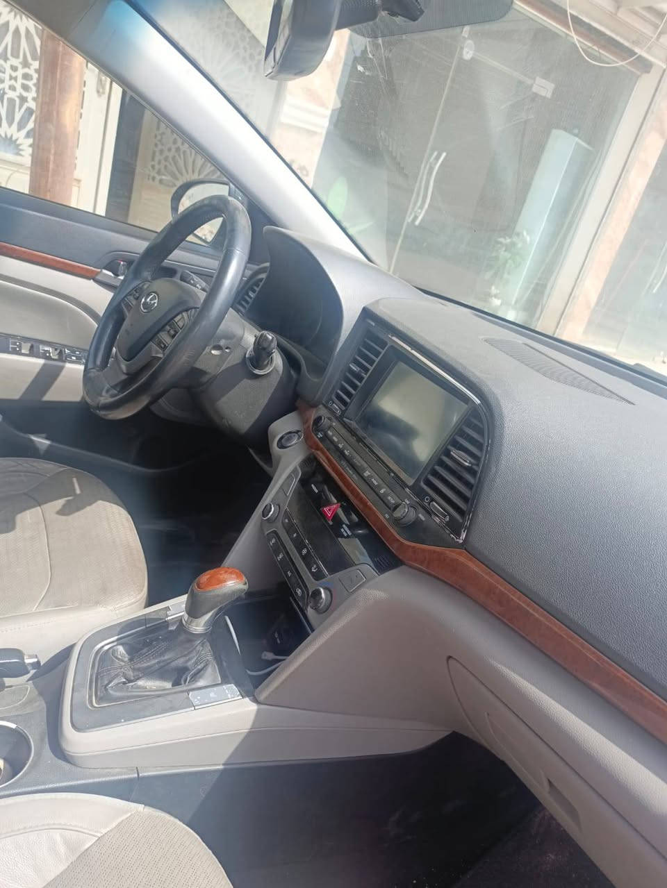 السلام عليكم للبيع النترا موديل 17رقم دولي بسمي حادثهه جاملغ خلفي ابواب فول مواصفات فتحه بصمه السعر 120بيهه مجال لاتصال ***********
