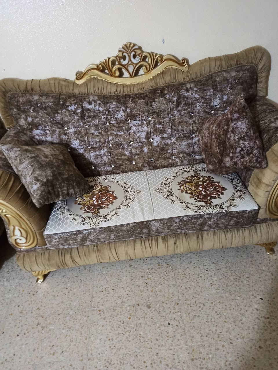 السلام عليكم تخم عشر مقاعدملكي تفصال السعر مليون وبي مجال شي قليل الشراي يتصل ***********

