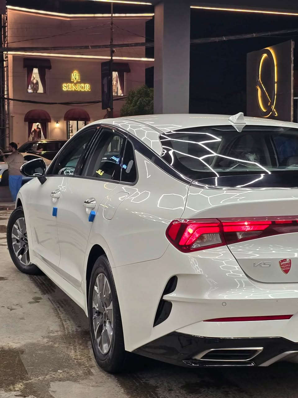 للبيع كيا K5 EX موديل 2023 – خليجي 🤍
موديل: 2023
الفئة: EX خليجي
اللون: أبيض
المحرك: 1.6 لتر تيربو
القوة: 180 حصان
ناقل حركة أوتوماتيك 8 سرعات
نظام دفع أمامي (FWD)
المواصفات:
تشغيل بصمة مع دخول ذكي
مقاعد جلد
تبريد وتدفئة للمقاعد الأمامية
تعديل كهربائي لمقعد السائق
شاشة معلومات وترفيه كبيرة
Apple CarPlay وAndroid Auto
كاميرا خلفية
حساسات أمامية وخلفية
مثبت سرعة
مكيف أوتوماتيك ثنائي المناطق
شاحن لاسلكي للهاتف
إضاءة LED أمامية وخلفية
جنوط ألمنيوم
أنظمة أمان متعددة تشمل مانع الانغلاق ABS والثبات الإلكتروني ESP والوسائد الهوائية.
رادار أمامي (مثبت سرعة ذكي)
نظام المحافظة على المسار
تحذير الخروج عن المسار
مراقبة النقطة العمياء
تنبيه حركة المرور الخلفية
فرامل طوارئ أوتوماتيكية
شاشة عدادات رقمية أو شبه رقمية
مرايا جانبية كهربائية مع طي تلقائي
حساس مطر
أوتو هولد (Auto Hold)
فرامل يد إلكترونية
أوضاع قيادة (Eco / Normal / Sport / Smart)
تشغيل السيارة عن بُعد بالمفتاح
منافذ USB أمامية وخلفية
فتحات تكييف للمقاعد الخلفية

العنوان : بغداد 
رقم الهاتف :***********
