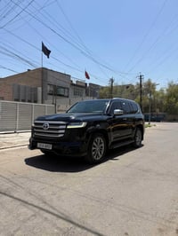 لاندكروز vx  ساز ام الضمان  ٢٠٢٣  ماشيه٥٤٠٠٠كيلو حقيقي لون اسود  مغلفه...