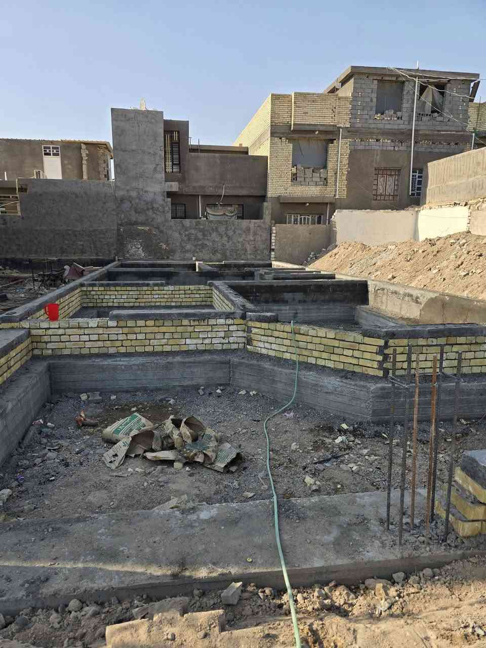 السلام عليكم بتلو للبيع مساحه 150 شغل درجه اولى فول الفول حي القادسية قرب جامع الشاكرين السعر 75وبيها مجال 
 رقم العقار 5307 للاستفسار الاتصال برقم *********** او ***********
