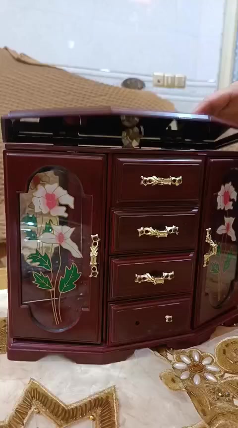 ياألله يالله سلام عليكم تحف وانتيكات واجهزه منزليه للبيع اي استفسار الاتصال على هذا الرقم *********** او ع الخاص
