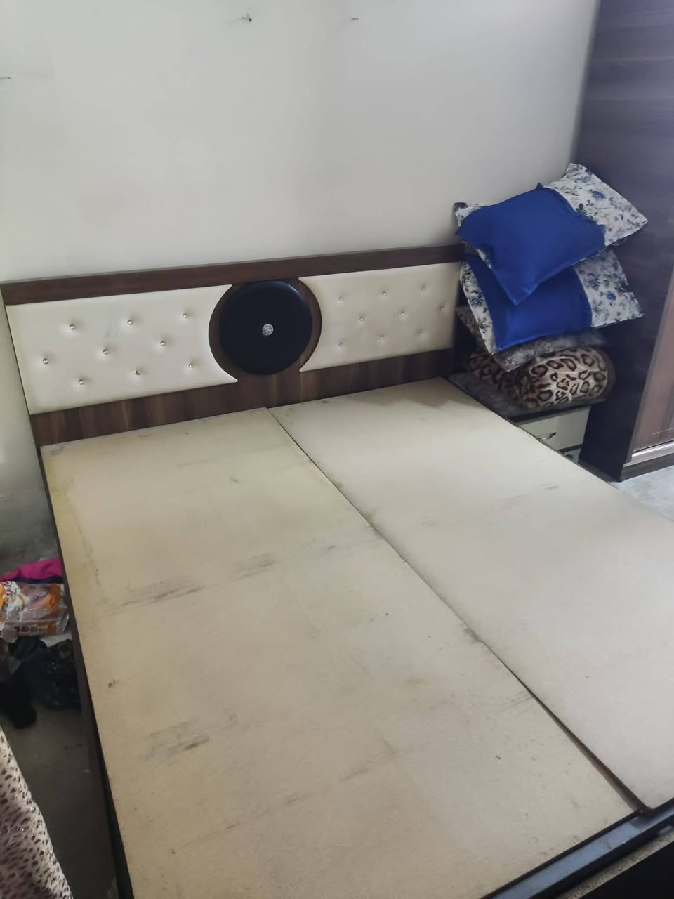 سلام عليكم غرفه نوم 6قطع نضيفه حيل ستخدم 7شهر فصخته بيدي شخط ما بيه حيل حيل نضيفه *********** رقمي 250 بي مجال
