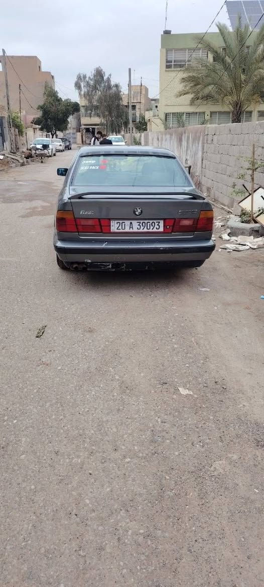 السلام عليكم سياره BMW525 عليها مكينه صقرحديث  مسكر سياره كامله تبريد تدفئه تخم تاير ويل خليه السياره مصبوغه عام اثر جراد وعدي صورهاا قبل الصبغ السياره عليهاا كت M رقم جديد هزه جديده سنويه لل29 بأسمي تحويل مباشر السياره كير عادي نمره طويله سياره كامله الحمد لله مكاني ديالى بعقوبه متواجد سعر 52 وبيها مجال قليل علخاص***********
