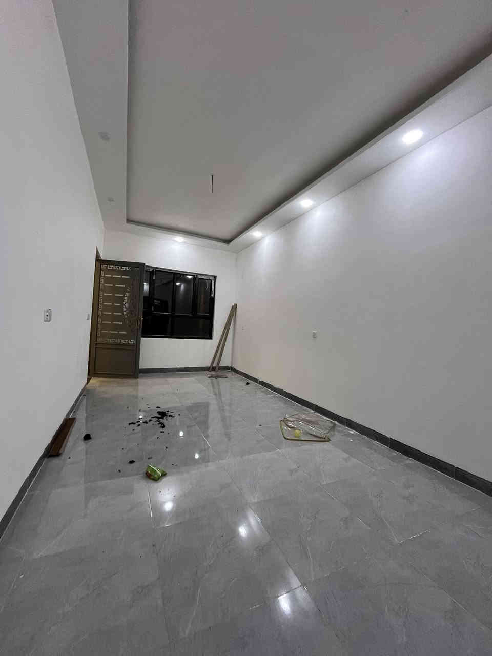 للإيجار - شقة 👍

*المواصفات:*
- *المساحة:* ١٥٠ متر مربع 🏠
- *البناء:* حديث 🔝

*التفاصيل:*
- هول 🏠
- استقبال 👥
- مطبخ 🍳
- غرفتين نوم 🛏️
- صحيات 🚽
- بيتونه 🌟
- سطح 🌞

*للمزيد من المعلومات:*
- *الاتصال على:* *********** أو *********** 📞
- *عنوان المكتب:* حي البكر، سايدين الكنيسة، مجاور معهد النجاح، عقارات أرض الملوك 📍
