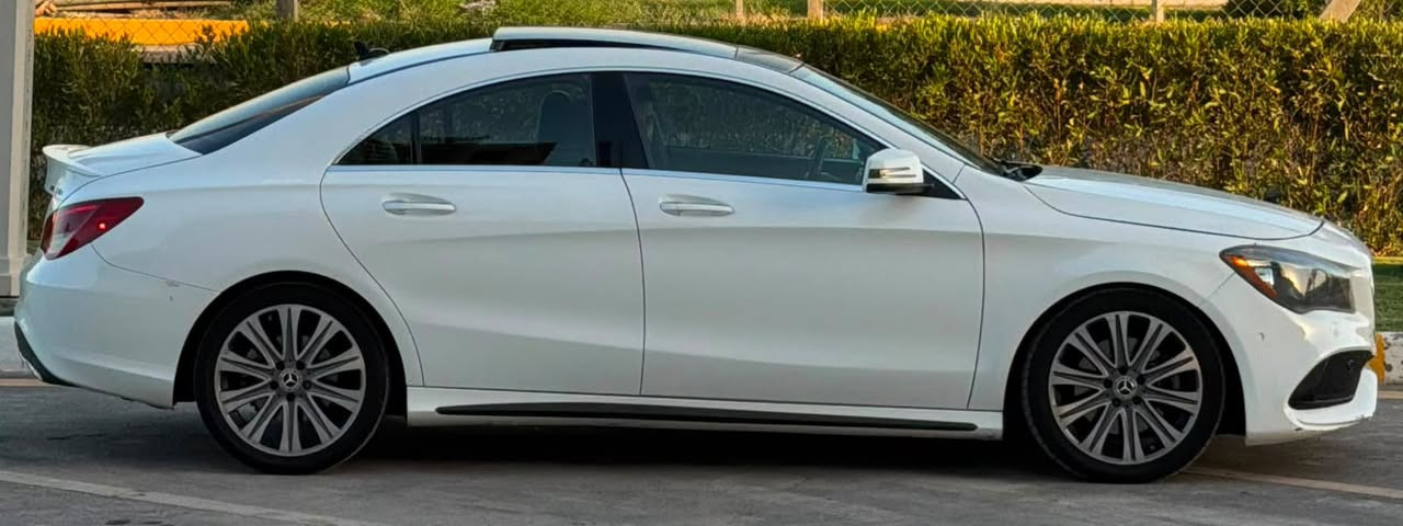 📣 للبيع: مرسيدس CLA 250 موديل 2019 أعلى صنف (فول مواصفات) 📣
المواصفات الأساسية والمحرك:
 الموديل: 2019.
 المحرك: 4 سلندر، 2000 تيربو (قوة وعزم عالي مع كفاءة ممتازة في استهلاك الوقود).
 ناقل الحركة (الگير): أوتوماتيك سبع سرعات مع بدالات تعشيق خلف المقود (شفتات ستيرن).
 نظام الدفع: أمامي (FWD).
👁️ أنظمة الرؤية والمرايا الذكية (المواصفات الرقمية):
 المرايا الداخلية والجانبية الذكية: ميزة التعتيم التلقائي الرقمي (Auto-Dimming) لمنع وتخفيف الضوء العالي المزعج من السيارات الخلفية.
 المرايا الجانبية: كهربائية بالكامل، قابلة للطي أوتوماتيكياً، وتحتوي على مؤشرات ضوئية (إشارات بالمرايا).
♨️ حزمة التدفئة والراحة (المقاعد والمقود):
 تدفئة المقاعد الأمامية: هيترات متعددة المستويات للمقاعد لتوفير أعلى مستوى من الراحة.
 تدفئة المقود (الستيرن): نظام تدفئة خاص بالمقود للأجواء الباردة.
 المقاعد: بتصميم رياضي مميز (Sport Seats) مصنوعة من الجلد الفاخر مع ذاكرة لحفظ وضعيات الجلوس.
🛡️ أنظمة الأمان والرادارات الذكية:
 رادار أمامي متطور: نظام التحذير من التصادم واقتراب المركبات مع التنبيه النشط.
 رادار جانبي (النقاط العمياء): نظام (Blind Spot Assist) للتنبيه في المرايا عند التجاوز أو مرور سيارة بجانبك.
 كاميرا خلفية: عالية الدقة مع خطوط توجيهية ديناميكية للمساعدة على الركن.
 نظام تنبيه السائق: (Attention Assist) لكشف إرهاق السائق وتنبيهه أثناء القيادة لمسافات طويلة.
✨ حزمة الترفيه والأنظمة الذكية المتكاملة:
 فتحة سقف بانوراما زجاجية بالكامل قابلة للفتح.
 نظام الترفيه والشاشة: شاشة مرسيدس الأصلية يتم التحكم بها عبر الماوس الوسطي المتطور.
 نظام Apple CarPlay: لربط هواتف الآيفون بالكامل وعرض الخرائط والتطبيقات.
 نظام Android Auto: لربط وتشغيل هواتف الأندرويد.
 نظام ربط الشاشة (MirrorLink) ونظام البلوتوث (Bluetooth): للمكالمات والموسيقى بجودة صوت عالية.
💎 مواصفات التصميم والتحكم الإضافية:
 التحكم من المقود: مقود رياضي متعدد الوظائف (ستيرن فولوم) للتحكم الكامل بالشاشة والمكالمات ونظام الصوت.
 إضاءة داخلية محيطية: (Ambient Lighting) تضفي لمسة فخامة داخل المقصورة.
 وضعيات قيادة متعددة: (اقتصادي ECO، مريح Comfort، رياضي Sport، وتخصيصي Individual) للتحكم بأداء المحرك والگير.
 نظام الدخول والتشغيل الذكي: تشغيل السيارة بلمسة زر (بصمة تشغيل).
حجم الاطار 18
ماشية 72 الف مايل
حادثها تخريب بدون ايرباكات 
البنيد امبدل وباب الصدر امبدل نفس اللون سيارة كاملة بدون نقص راح ارفق الصور الحادث  
السعر 155 ورقه وبيها مجال او مراوس بسياره عاليه العنوان بغداد حي الاعلام  ***********
