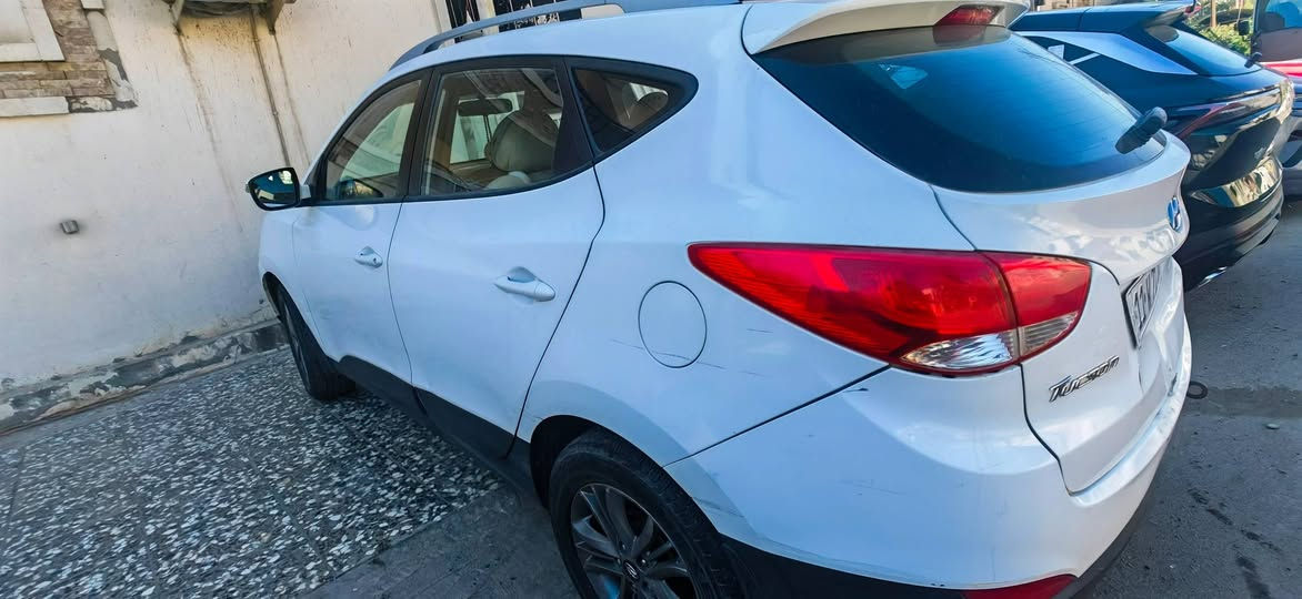 السلام عليكم عندي توسان خليجي اريد اعرضها للبيع نص فول موديل2015 اني اشتريتها بال2019 وجانت ماشيه عشره هسه ماشيه 67  كيلو ماعطلت عندي يوم بس  بيها طخات وضربه خفيفه بس لان اني بنيه ماعالجتها وردت ابيعها مكاني بغداد بارك السعدون
 للاستفسار  ***********
