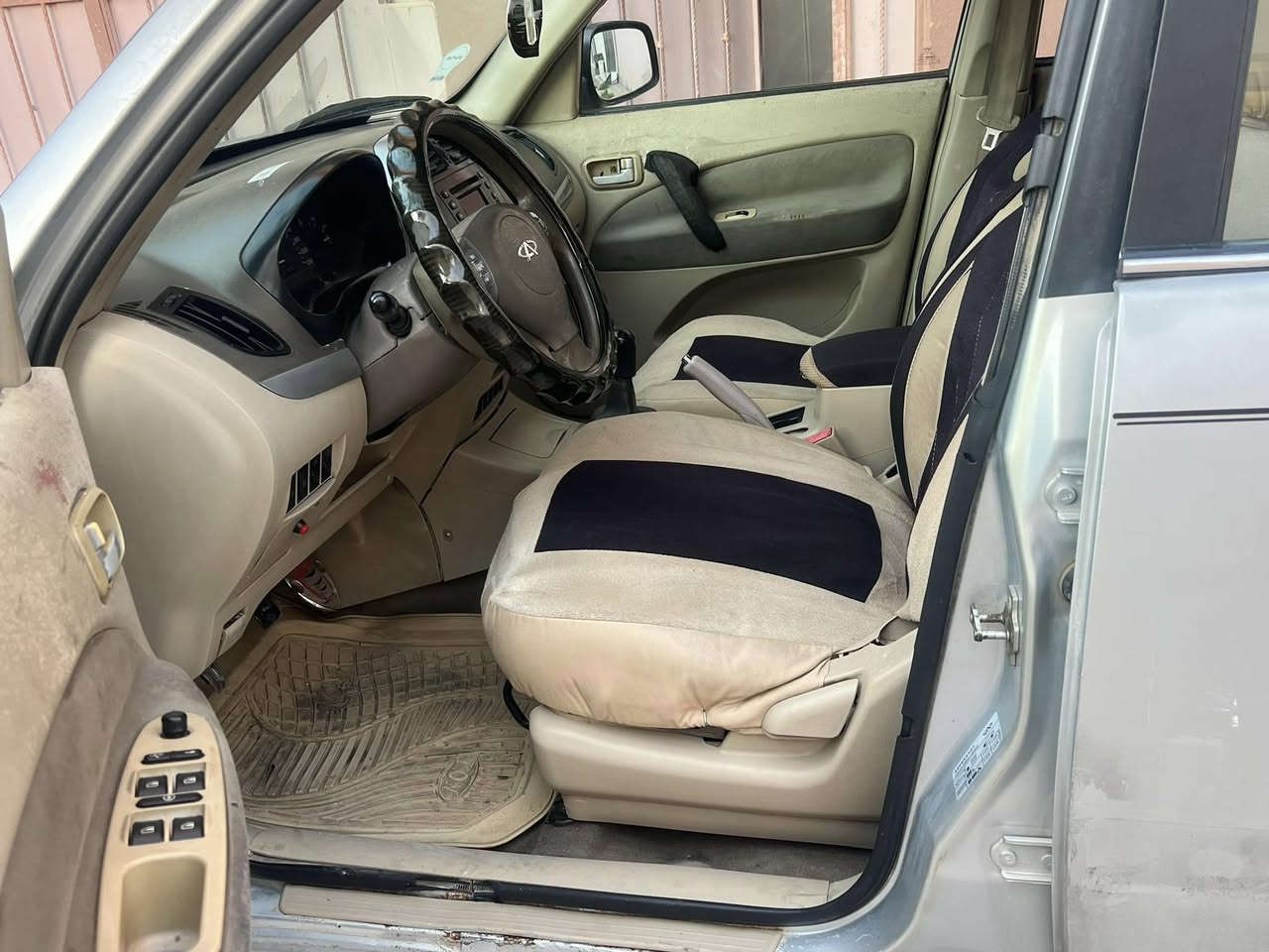 Chery tiggo 2011
بۆ فڕۆشتن گێڕ حادی 
گێڕو مەکینە بەشەرت 
دەعموو لێدراو بەشەرت 
سەیارەکە ساخە 
سڵایدە دو کوشن هیتەر 
نرخی ٣٤ مەجەل
ژ.م ***********
شوێن  رانیە
