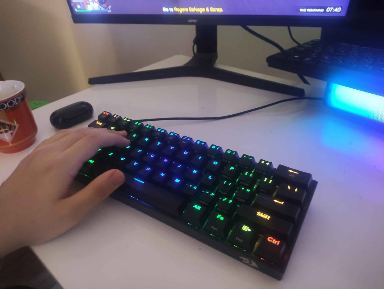 للبيع: كيبورد ميكانيكي قيمنق وايرلس (أخو الجديد) بسعر مناسب 🔥

الموديل: Redragon Draconic K530 RGB (الغني عن التعريف).

المواصفات:

الحجم: 60% (حجم صغير وملموم، يوفرلك مساحة ممتازة للماوس بألعاب الشوتر).

الأزرار: ميكانيكي (Mechanical) استجابة سريعة وصوت حلو.

الربط: يدعم وايرلس (Bluetooth 5.0) يكدر يربط على 3 أجهزة (حاسبة، تلفون، آيباد) وتكدر تربطه واير (Type-C).

الإضاءة: RGB فول، تكدر تتحكم بيها وتغير ألوانها براحتك.

النظافة: الكيبورد استعماله كلش قليل ونظيف جداً، وكل الدكم شغالة تمام (ينباع بدون كارتون).
مع كيبورد ثاني عادي حجم 90

السعر: 60 ألف دينار (وبيه مجال بسيط للشراي الجاد).
المكان: [كربلاء/طويريرج- ام الهوى]
للتواصل: [***********] كربلاء, العراق
