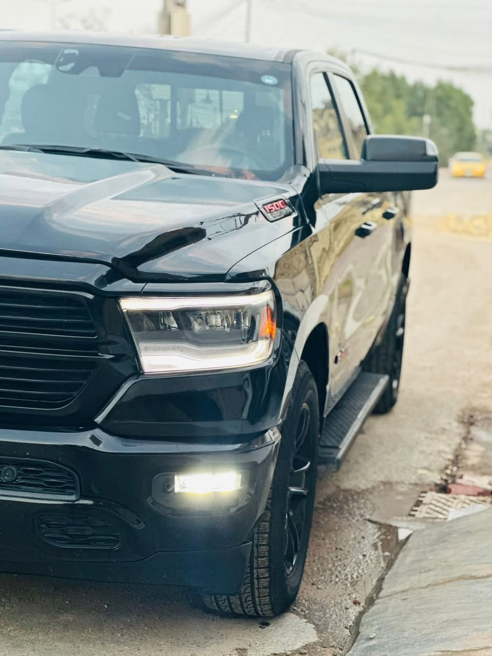 دوج رام 1500
موديل 2021 لون اسود ملكي
الفئة سبورت
بدي قصير و باب طويل المرغوب 
وارد كندي
رقم أربيل مميز ( بأسمي )
السعر 285 ورقة

📱 ***********

السيارة ماشية 115 الف كيلو متر
الضرر : جاملغ ايسر و بنيد تبديل و صبغ
 و الجاملغ الايمن كلير في كندا بدون فتح

صورة الحادث مرفقة مع الصور

شاشة تيسلا الكبيرة 
كشنات جلد كنتارة
كشن السائق كهربائي
تدفئة بالكشنات الامامية
تدفئة بالستيرن
الجامة الخلفية كهربائية
تبريد قطعتين امامي و خلفي

مخارج شحن و داتا USP و تايب سي
بالامام و الخلف
رادار امامي مع منبه
رادار خلفي مع توقف ذاتي
كامرة خلفية
حساسات خلفية
حساسات امامية

لحية امامية كهربائية ( اوتو ) تنزل و تصعد مع السرعة و وضعية القيادة

اكثر من وضعية للقيادة
تو ويل
فور ويل اوتو
فور ويل ثقيل
فور ويل خفيف
كار بلي اونلاين
يمكن التحكم بالالوان و الاشكال للشاشات الداخلية ( شاشة تيسلا و شاشة العينة )
تخم تاير جديد
غطاء بدي اصلي
