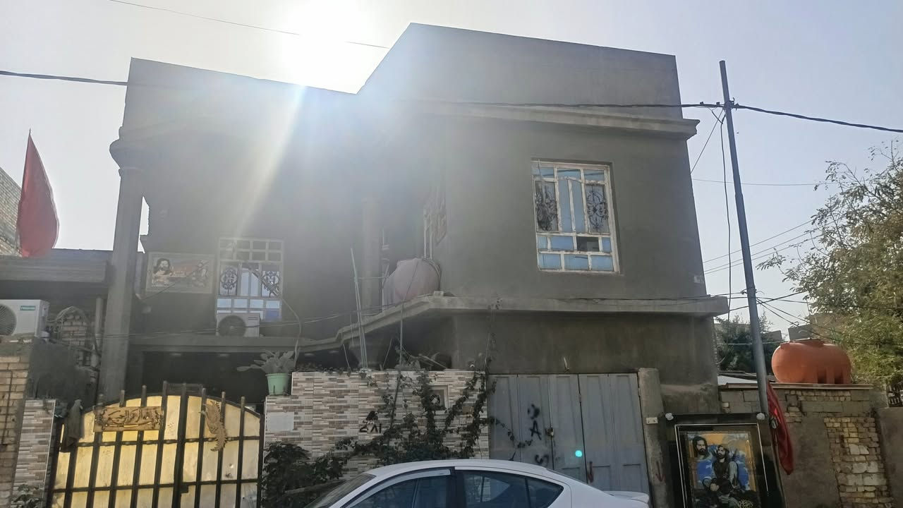 بيت للبيع مساحه 200 متر 
طابيقن كونكريت مسلح بناء جديد
عدد الغرف / 5 
استقبال 
صاله 
مطبخ حار وبارد 
المكان دوانيه حي العسكري قريب عل فلكه 60 
سعر البيت 175 وبي مجال  
رقم الهاتف ***********
