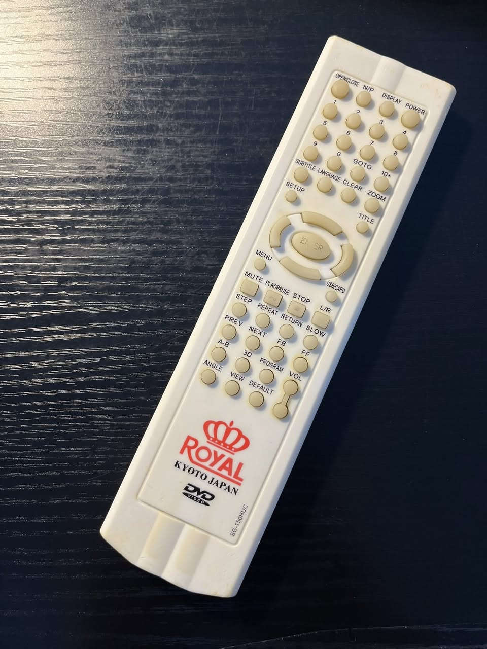 معروض للبيع جهاز مشغل أقراص مدمجة ودي في دي (DVD Player) من ماركة ROYAL.
سعر الجهاز 30 ألف فقط
مع توصيل مجاني داخل الحلة

وتوصيل خارج بابل بـ8000 (شركة توصيل)

مــواصــــفـــات الجــــهاز

منافذ القراءة الأمامية:
منفذ USB
قارئ كروت ذاكرة (Card Reader)
 
صيغ التشغيل المدعومة: يدعم تشغيل صيغ DVD / SVCD / VCD / CD / MP4 / MP3 وغيرها.
المنافذ الخلفية
مخرج VGA لتوصيله بشاشات الكمبيوتر أو البروجكترات مباشرة.
مخارج صوت محيطي كاملة (5.1 Channel) تشمل: (FR, FL, CEN, SUB, SR, SL)
مخرج صوت رقمي ضوئي (Optical) وكواكسيال (Coaxial) لنقاء صوتي عالي.
مخارج الفيديو التقليدية (Video, S-Video, Y/Cb/Pr).
منافذ لتوصيل مكبرات الصوت (Speakers) مباشرة مدعومة بمفتاح تحكم خلفي (ON/OFF).

الملحقات: ريمونت الجهاز فقط


**إذا كنت صاحب هذا الإعلان وتريد حذفه لأي سبب، رجاءا أرسل رسالة إلى الدعم الفني**