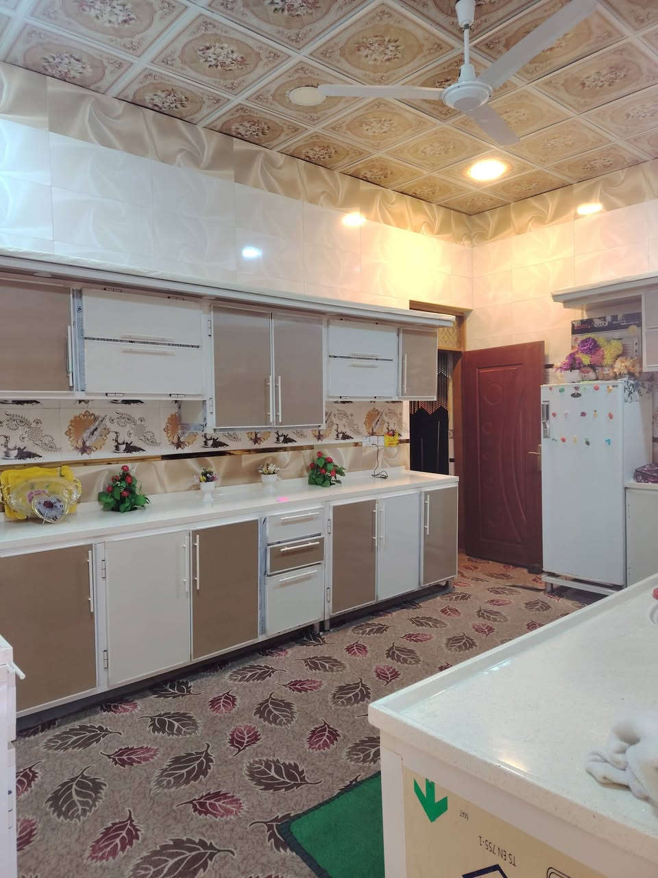 سلام عليكم بيت 200 متر بناء طابقين الطابق ثاني غير كامل اما الطابق الول جاهز من كلشي غرفتين +صاله + مطبخ +براني + مجمع صحيات داخلي وخارجي المكان التقيه الثالثه قرب حسينيه باب الحوائج  ويقع البيت اعلى شارع تبليط الاستفسار اكثر  الرقم ***********
