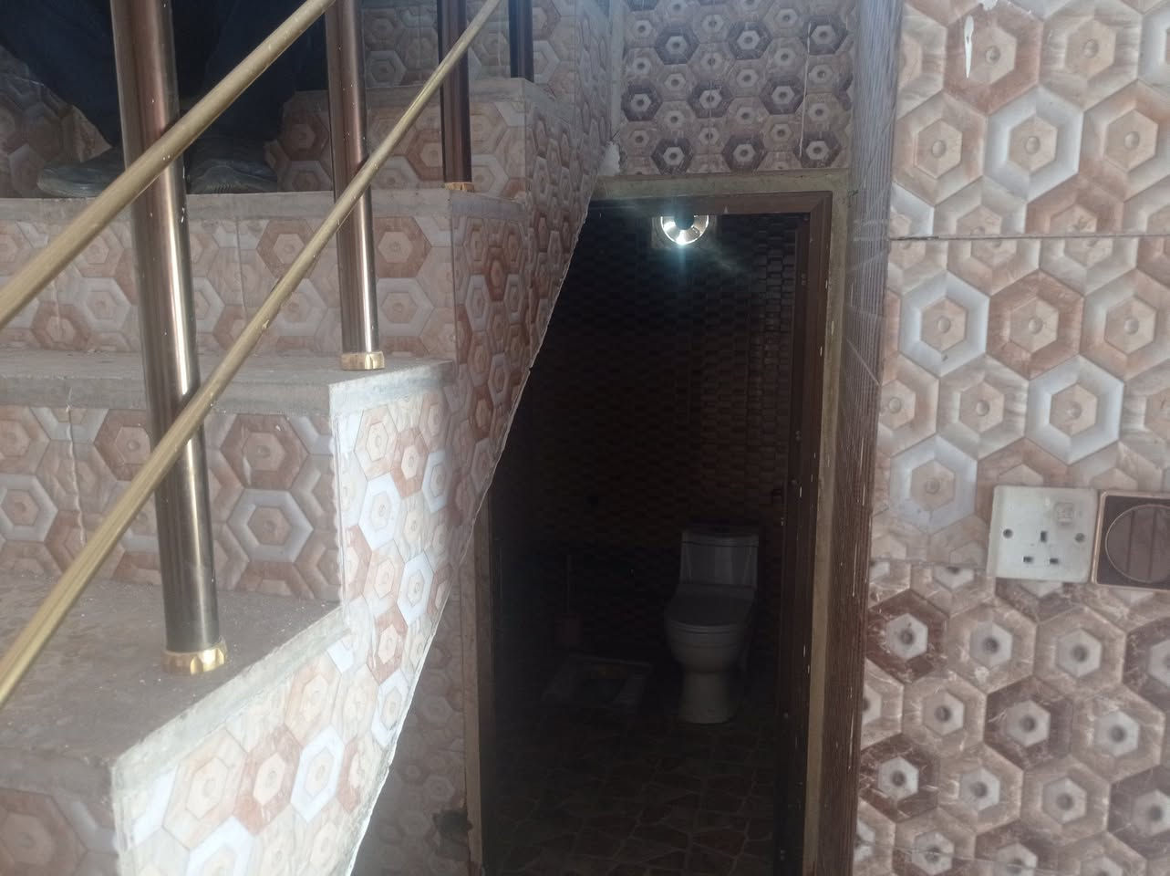 السلام عليكم بيت 50متر في حي وفاء يم شارع 20منطقه 49 البيت طابق واحد بي غرفه وصاله ومطباخ وصحيات بي تانكيات ثنين وبي سخان وبي ماطور البيت كامل يجاره مال 5اشهر اتصال ***********
