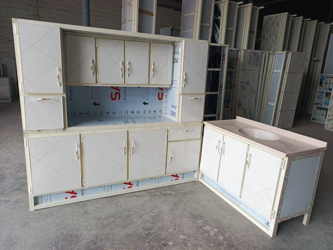 *********** 
ثلاث قطع كاونتر وملحق مترين وسنك مرمر متر و20 سعر 335 سطح الكاونتر مقوى بالخشب
