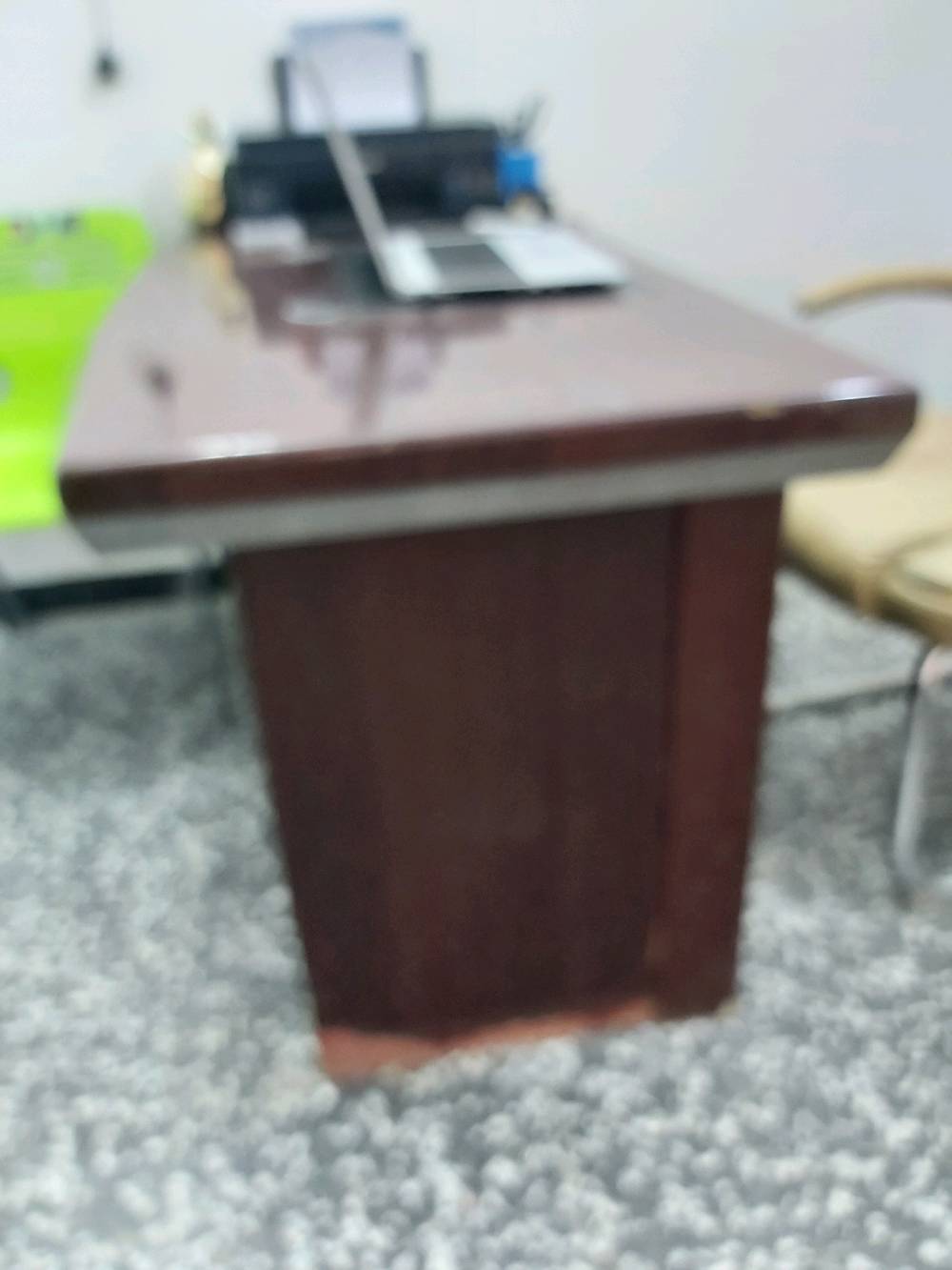 ميز مكتبي خشب مع كراسي مكتبي جلد اسود وبيجي للبيع
مكاني بغداد الشعب الثعالبه