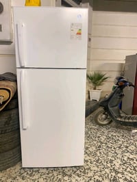 اريد ثلاجه كون بسعر مناسب لعنده يراسلني