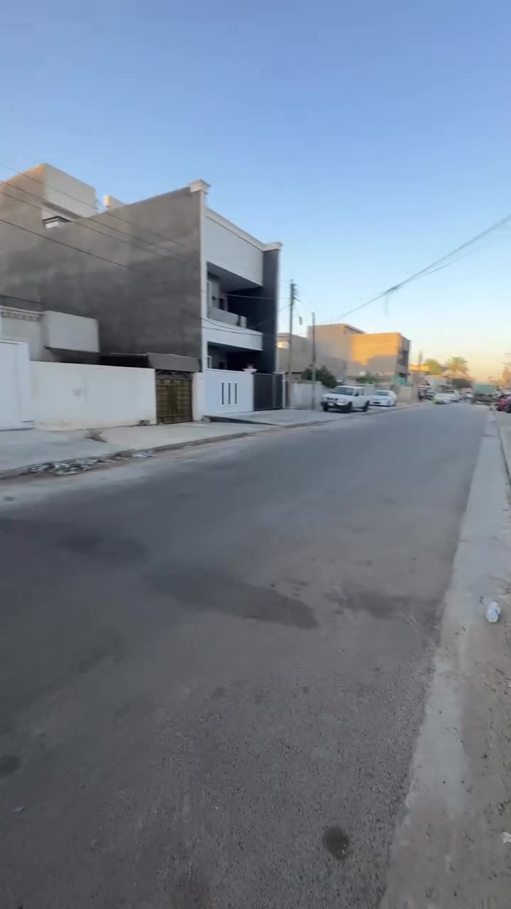 السلام عليكم دارين للبيع حي العامل الحنابات فرع مطعم على النار ثاني بيت عن الشارع
يحتوي على ٦ غرف وصاله ومطبخ وحولي وصحيات جوه وفوك
شارع عريض ١٨ متر 
للاستفسار اكثر الاتصال ***********

