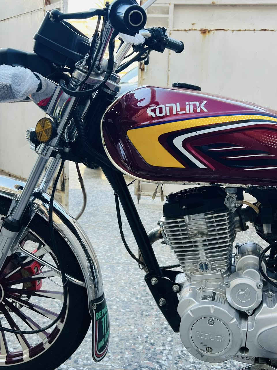 السلام عليكم
دراجه ايراني سيفان 

موديل 2024. شكل ال 25.            محرك    200cc

لون ماروني دراجه زيرو ما مدحلك بحلالي بس تركب وتشوف ذا مو أريح من البوكسر كهربائيات  اشاير كله شغاله كامله           اوراق كامله 

❗️دراجه سوبر يعني تبريد لمكينه.         ***********  

السعر_____750  ولحد يكسر بيه تلكه احسن منه 

                       ❗️كفاله عامه  

مكاني بغداد العامريه      رقم ***********
