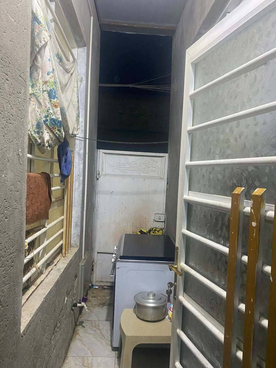 بيت #للبيع مصفر بناءه ٢٠٢٤ يتكون من طابق واحد غرفتين نوم وهول ومطبخ واستقبال وصحيات داخليه وخارجيه معامله بأسمي كامله بأسم صاحب الدار حالياً
المساحة  ١٨٠ متر المكان كوت حي الجهاد  قرب شارع بيت صبر 
للاستفسار الاتصال على الرقم 
***********
***********
