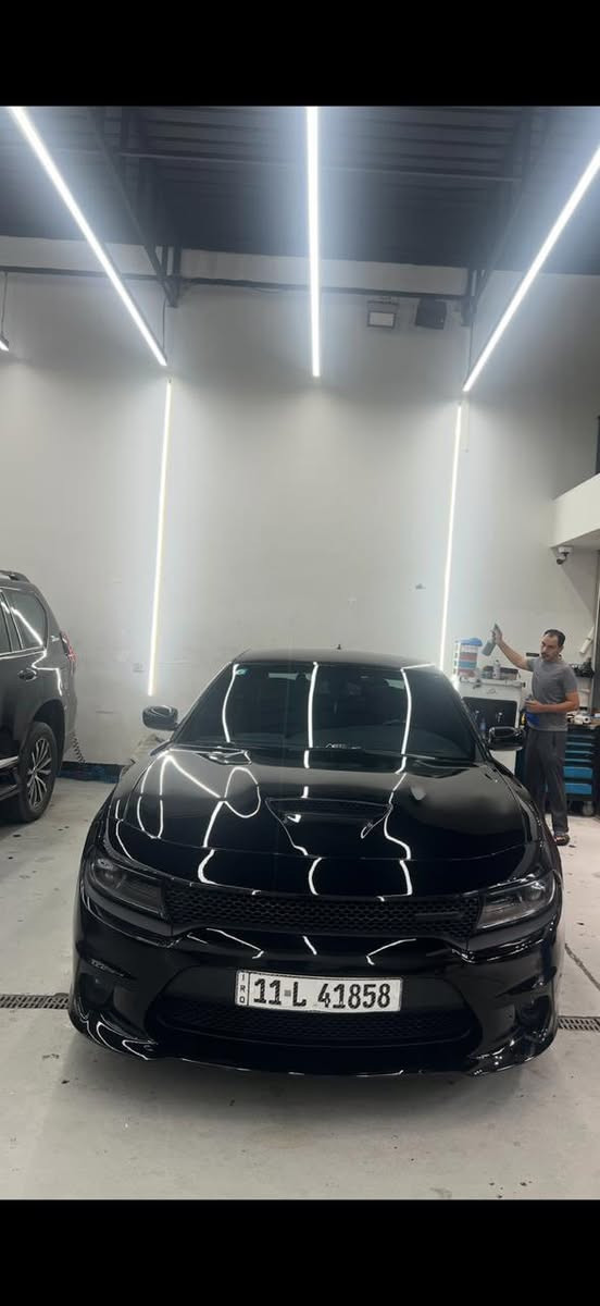 السلام عليكم للبيع جارجر موديل 2022 هيمي مكينة 5700 ستوك السيارة ع وضع الشركة حتى حجر البيئة مالتها البلادي رقم بغداد بأسمي  ماشية 40 الف حادث السيارة كلش خفيف وصور الحادث موجودة بل منشور السعر 280 ورقة وبيها مجال للاتصال ***********
