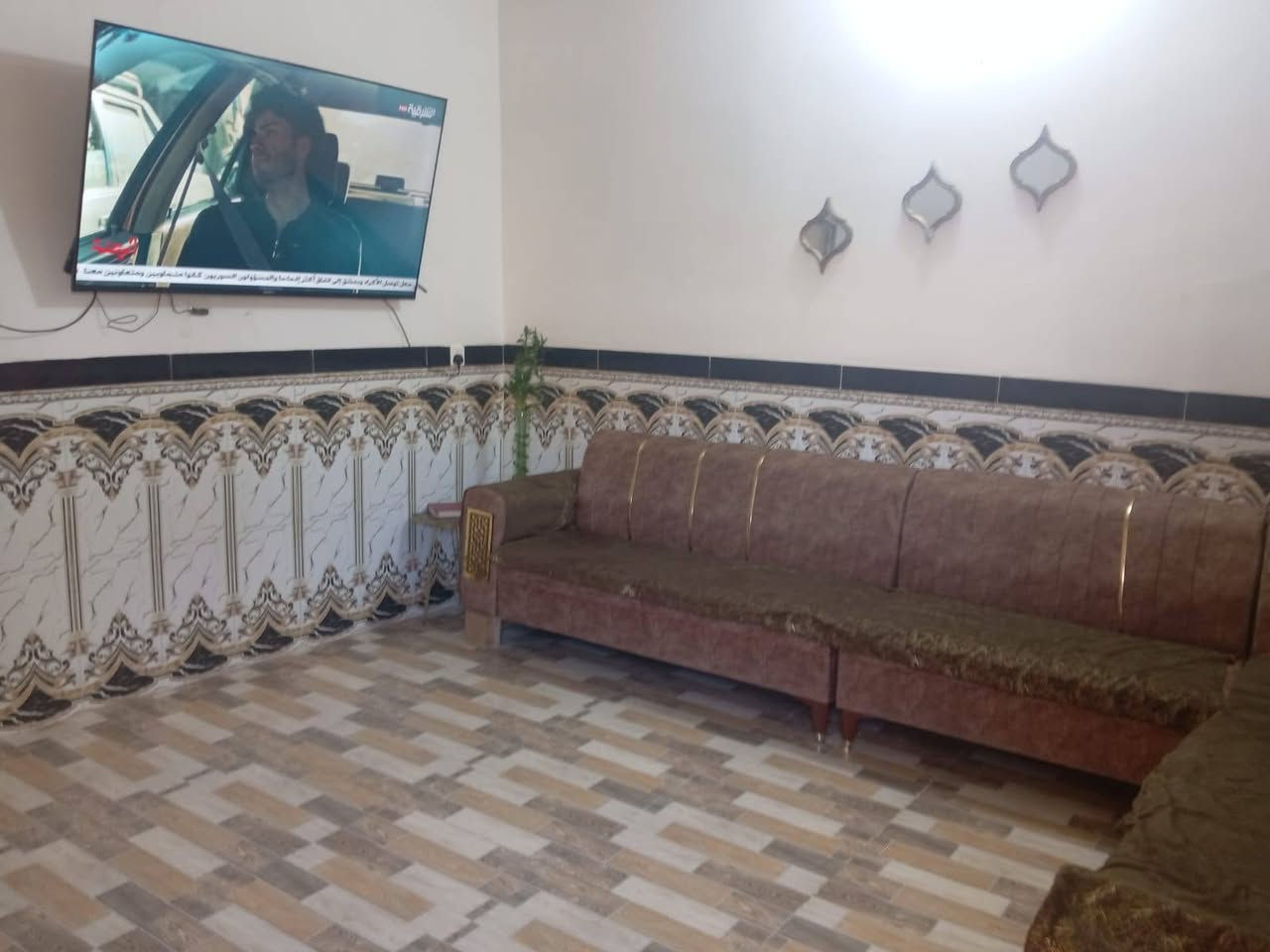 سلام عليكم بيت مساحه 100متر البيت يحتوي عل غرفتين نوم وستقبال ومطبخ حولي العنوان بغداد الراشديه الساده البحيات المراجعه عل التصال بل رقم ***********
