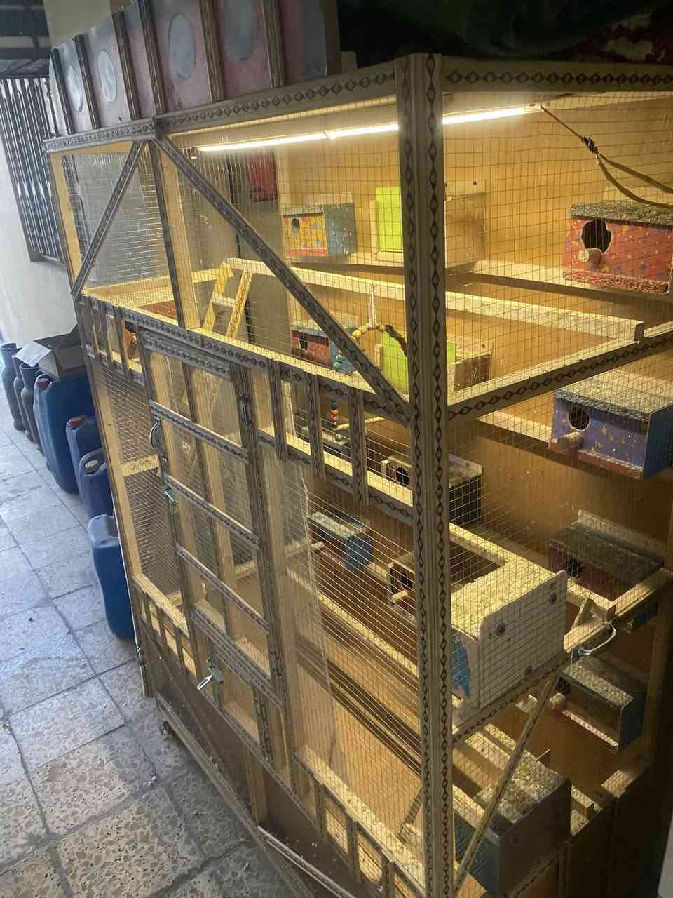 السلام عليكم   قفص طيور حب للبيع.  الارتفاع 190  العرض مترتين نزال 40للبيع.  سعره 90الف سويته ب140 الف 
مكاني بغداد المشتل للاتصال واتس اب ***********
جدا نضيف
