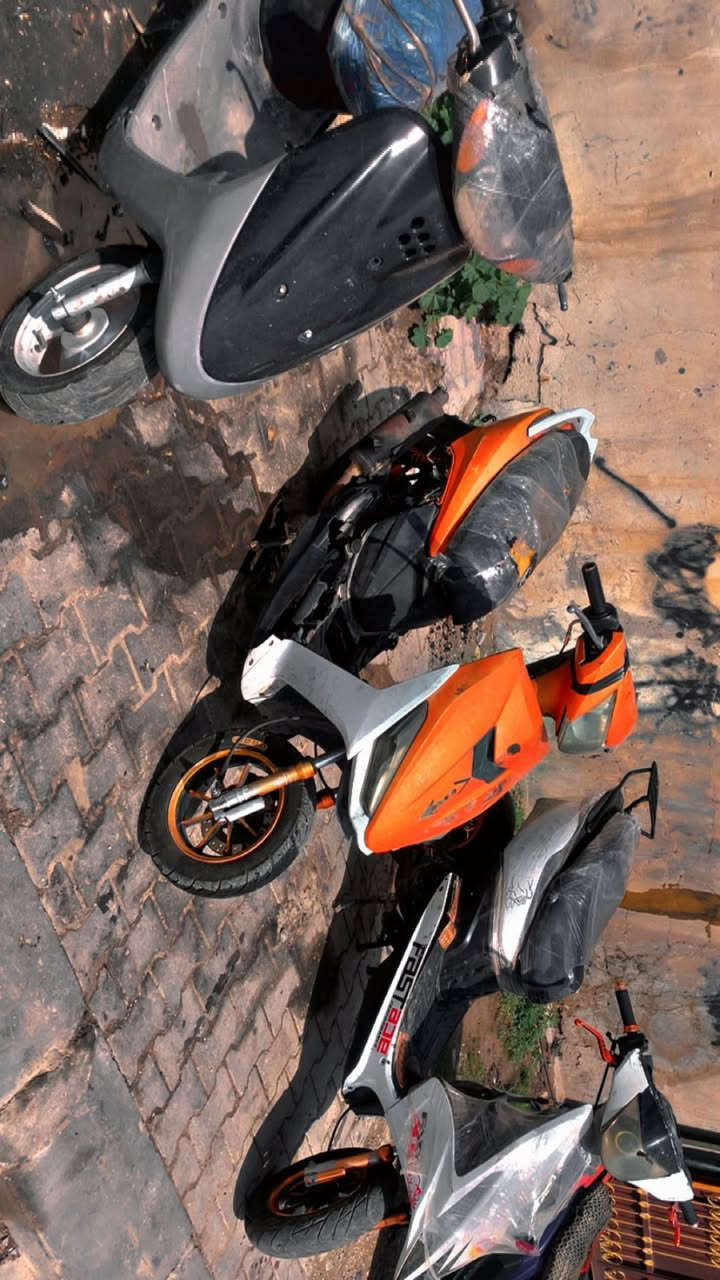 ثلث ماطورات كلهن شغال الابيض بي نقص سيم بانزين شغال والبرتقالي باتري ودشلي الزغير مال الهندر بيع شلع قيم بالمعقول واخذ ماكس ثنين واحد يماهه 
مامتواجد بالخاص 
اتصال عالرقم 
***********
