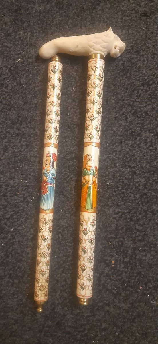 عصا باكورة برأس اسد ملكية معمولة بصياغة من العاج سن فيل اصلي عمل فني نادر  وقديم مطعمة بالمينا ومشغولة يدويا (هاند ميد ) عبارة عن تحفة مرسومة بالمينا على العاج وتفكك على شكل 3 قطع ،،،
***********     واتساب
