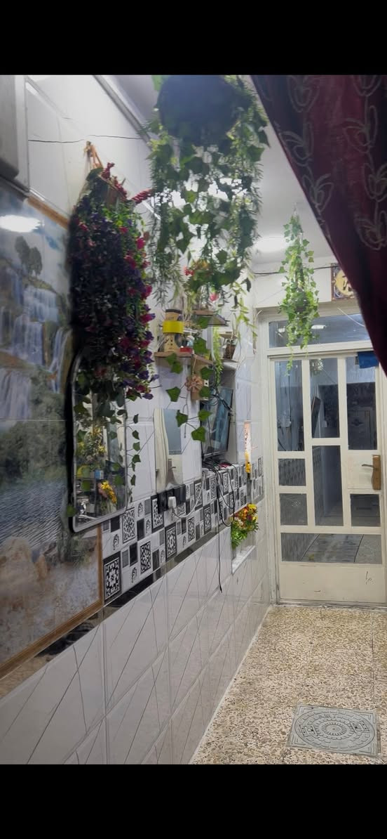 نص قطعة بيت للبيع
📍 بغداد – مدينة الصدر، قطاع 7، فرع أفران الإمام الحسين (عليه السلام)ثاني بيت بل فرع ع شارع . بيت مرتب وقطاع بعد ارتب من جميع لنواحي 
 
حمام خارجي 
حوش 
مطبخ
استقبال 
درج 
غرفه داخليه 
حمام داخلي 
غرفه فوق 
مخزن 
سطح 

📐 الواجهة: 4 أمتار.
📏 العمق (النزال): 18 متر.
📏 المساحة الكلية: 72 متر².
🏠 مع الآثار (غرفه أخشاب كامله فوك سبلت عدد ٣ كيزر اثنين تانكي اثنين تخم كاونتر  سستم كامرات وباقي تفاصيله ).
البيت بسمي تحويل مباشر 

للاستفسار والتفاصيل أكثر، يرجى التواصل على الرقم:
***********
