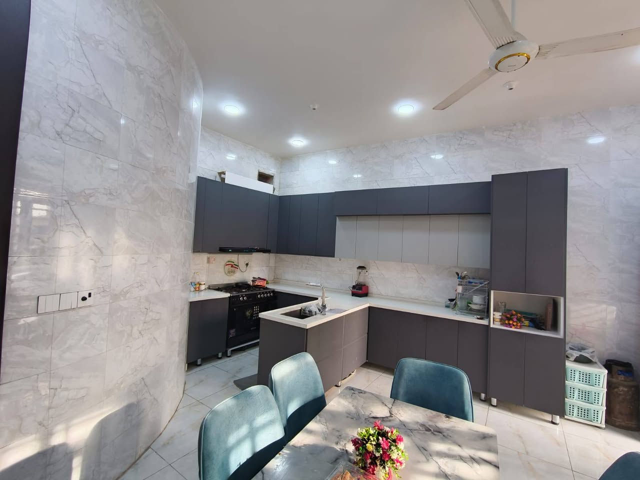 دار سكن للبيع مطلوب اسكان
/توزيع المحافظة/بصف عميشة توزيع الضباط

🛣 عرض الشارع: 12م + حديقة بصف الركن

📐 المساحة: 200م

📏 الوجه: 10م

📏 النزال: 20م

🏗 سنة البناء: حديث

🏠 عدد الطوابق: طابقين

🔹 تفاصيل البناء:

▪️ الطابق الأول: استقبال، هول، مطبخ، غرف نوم عدد (2)، مجموعات صحية

▪️ الطابق الثاني: غرف نوم عدد (2)
للاستفسار والمعاينة تواصلو خاص ...


**إذا كنت صاحب هذا الإعلان وتريد حذفه لأي سبب، رجاءا أرسل رسالة إلى الدعم الفني**