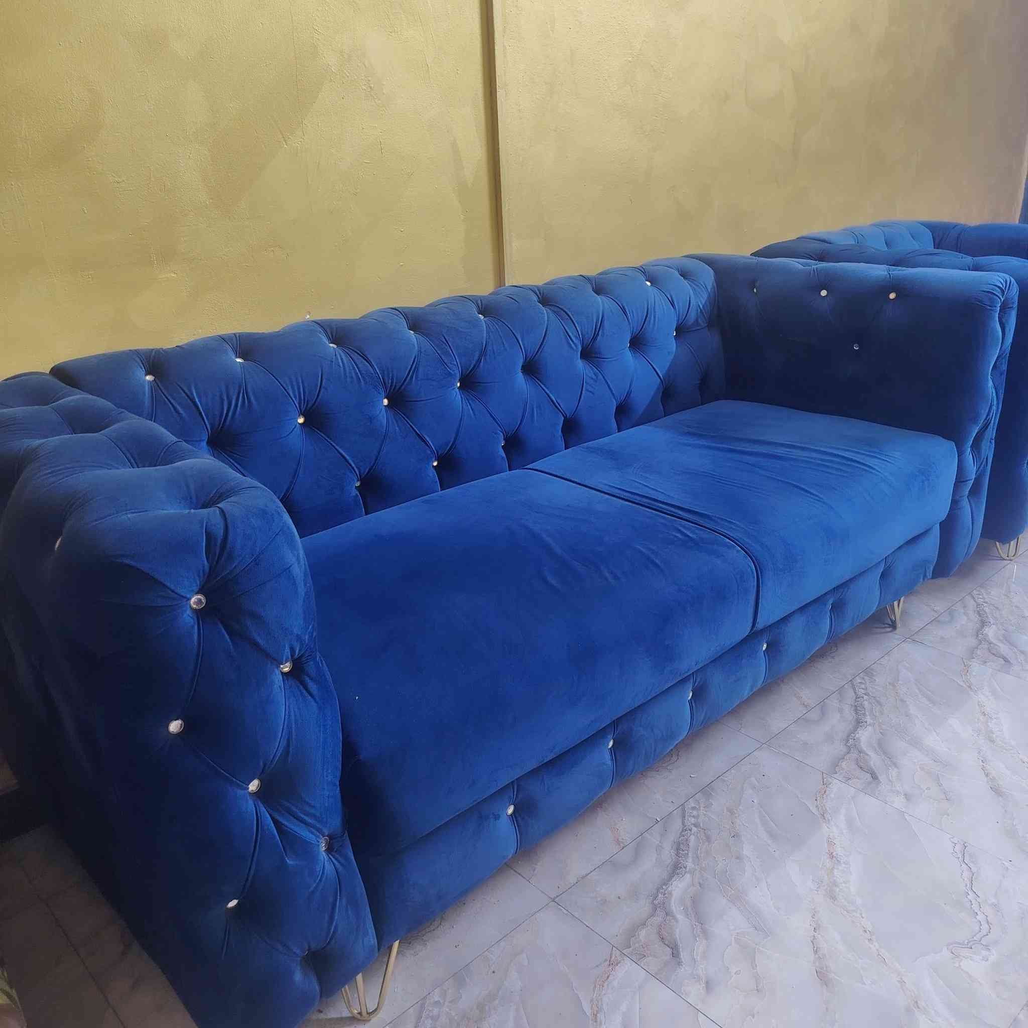 السلام عليكم تخم للبيع 10 مقاعد تزكام تخم ثقيل و جديد سعره مع سيت طبلات  500 الف للاستفسار ***********
