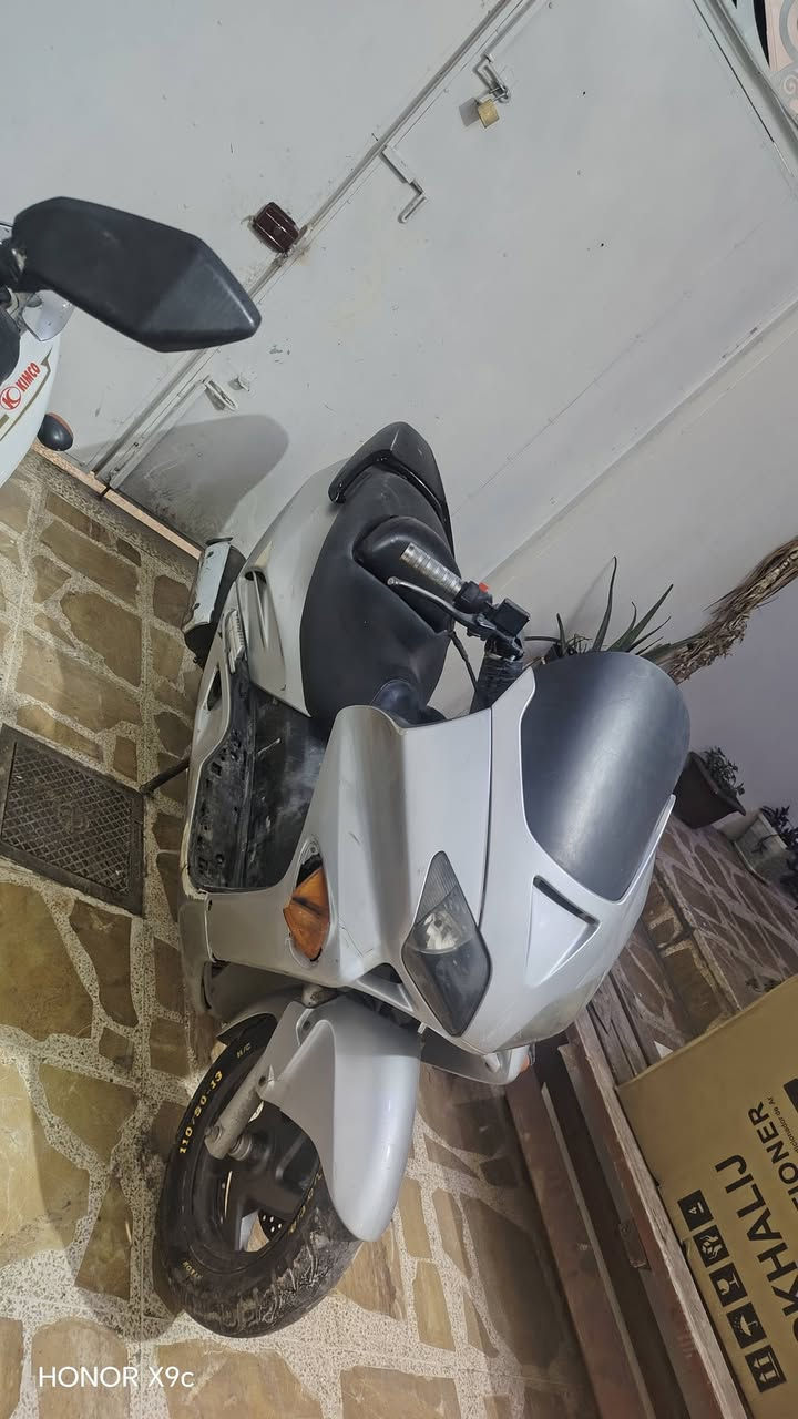 السلام عليكم ورحمة الله وبركاته من رخصت صاحب الكروب المحترم. شباب دراجه فورزه صفر 6 حلوه أغراضها كلها اصليه وكدام العين ومسويلها ادامه يعني اني فاتح المحرك على ايدي الكهربائية كلها شغاله السعر 450الفف مكان الدراجه موصل الايمن. تلفون ***********
