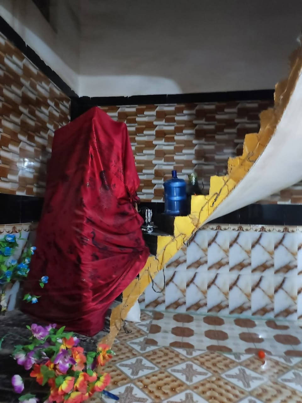 سلام عليكم بيت بحي السلام الثاني ركن كامل مواصفات على شارع العام المضيف 7في4الصاله 3في4 الهول 9في4 غرفتين نوم 5في 4 الاستفسار على هذا الرقم***********👍

