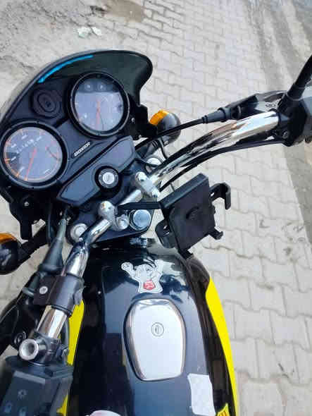 السلام عليكم بوكسر مديل 23 مرقم لوحه وسنويه باسمي هزه جديد ارقام انكليزي دراجه كفاله عامه  مكينه برغي ممفتوح بيها دراجه جديده وبلعافيه عل ياخذها السعر 2450 وبيها مجال مكاني بغداد الحريه رقم ***********
