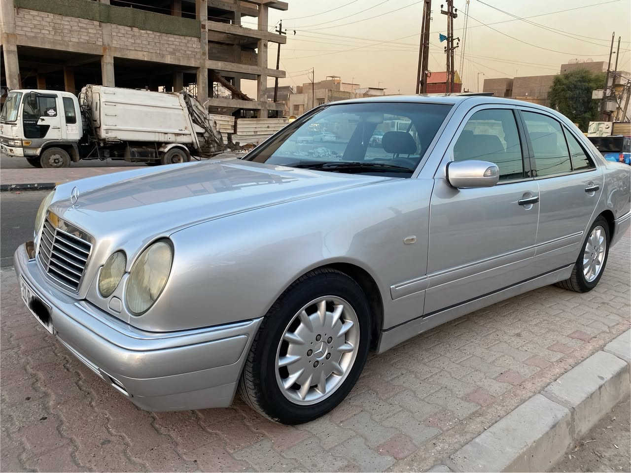 مرسيدس ام عيون W210 للبيع فقط
موديل 1997 صبغ عام سبب الجراد بدون حادث او خياسات سلايت روف 
مكينه 320 V المرغوب  گير D4 سلايت روف مرايات اشاره وشفط صدر امامي خلفي جديد كهربائيات كلها بلاد لايت زنون تبريد ثلج رقم بغداد هزه جديده بسمي تحويل مباشر السياره جاهزه من كلشي #️⃣محرك ڤي V بلادي مو خراطيم 

مكان السياره بغداد الكرخ شارع حيفا  ***********واتساب 
السعر خاص🫡
