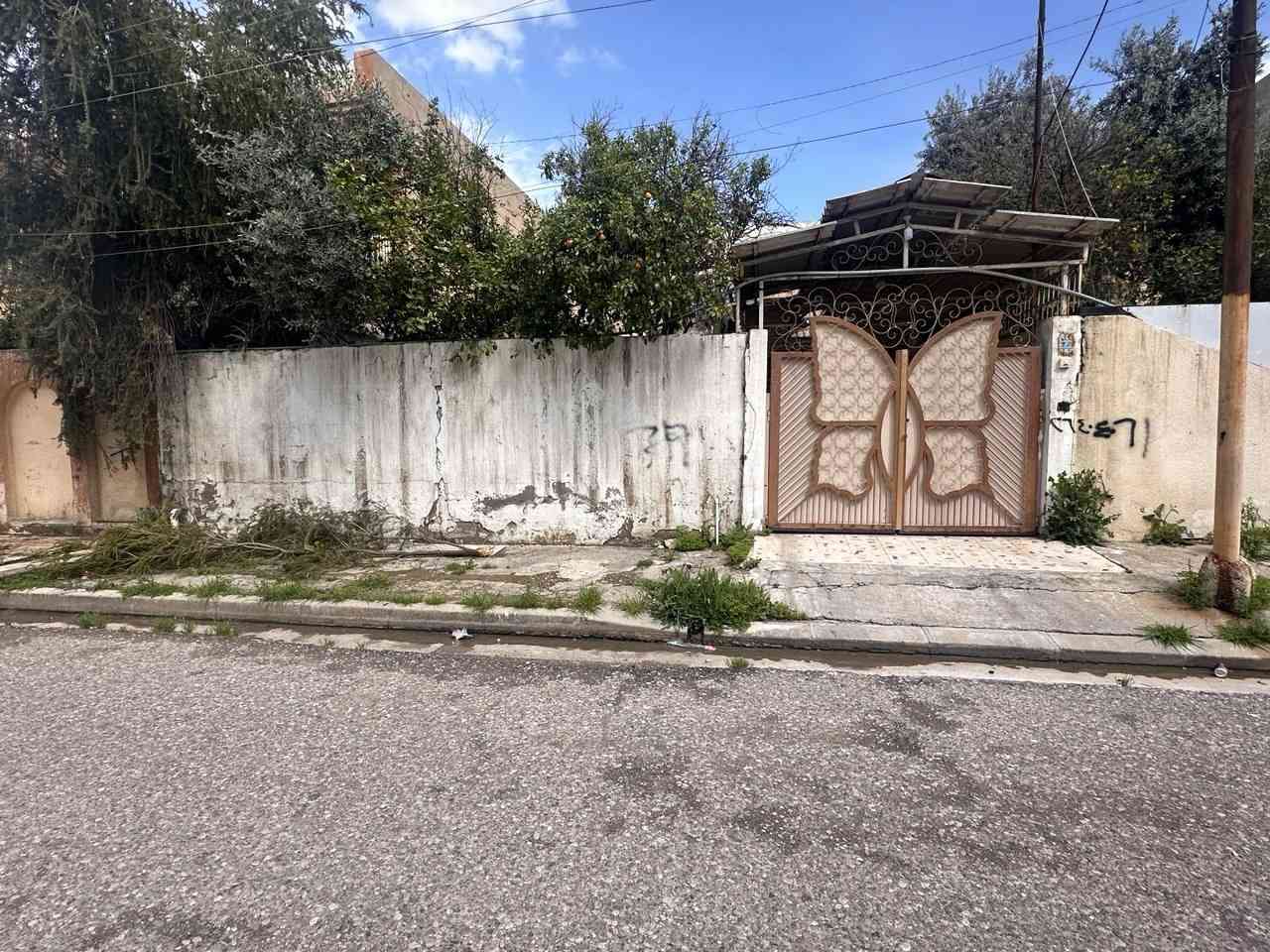 دار للبيع 🛑🛑🛑🛑🛑🛑🛑🛑 
في حي الوحدة 
مساحة 250 متر 👉 👉 👉 👉 👉 
بناء حديث 
طابق واحد 
يتكون من غرفتين نوم وهول واستقبال وصحيات ومطبخ 
موقع مميز جدا 🫸 🫸 🫸 🫸 
قرب جامع الودود وسانكو مول 
سند ملك صرف 
شرط التحويل 
للاتصال والاستفسار 
***********
***********
